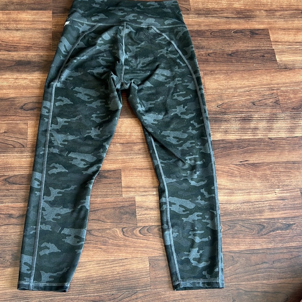 Fabletics camo capris SZ Small - Picture 3 of 6